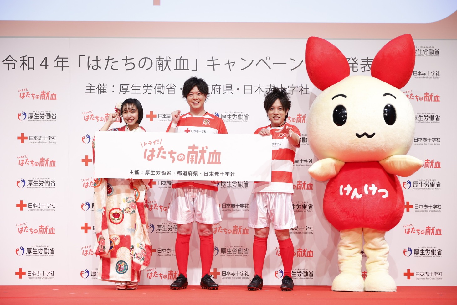 左から山之内すず、ぺこぱ。