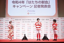 左から山之内すず、ぺこぱ。