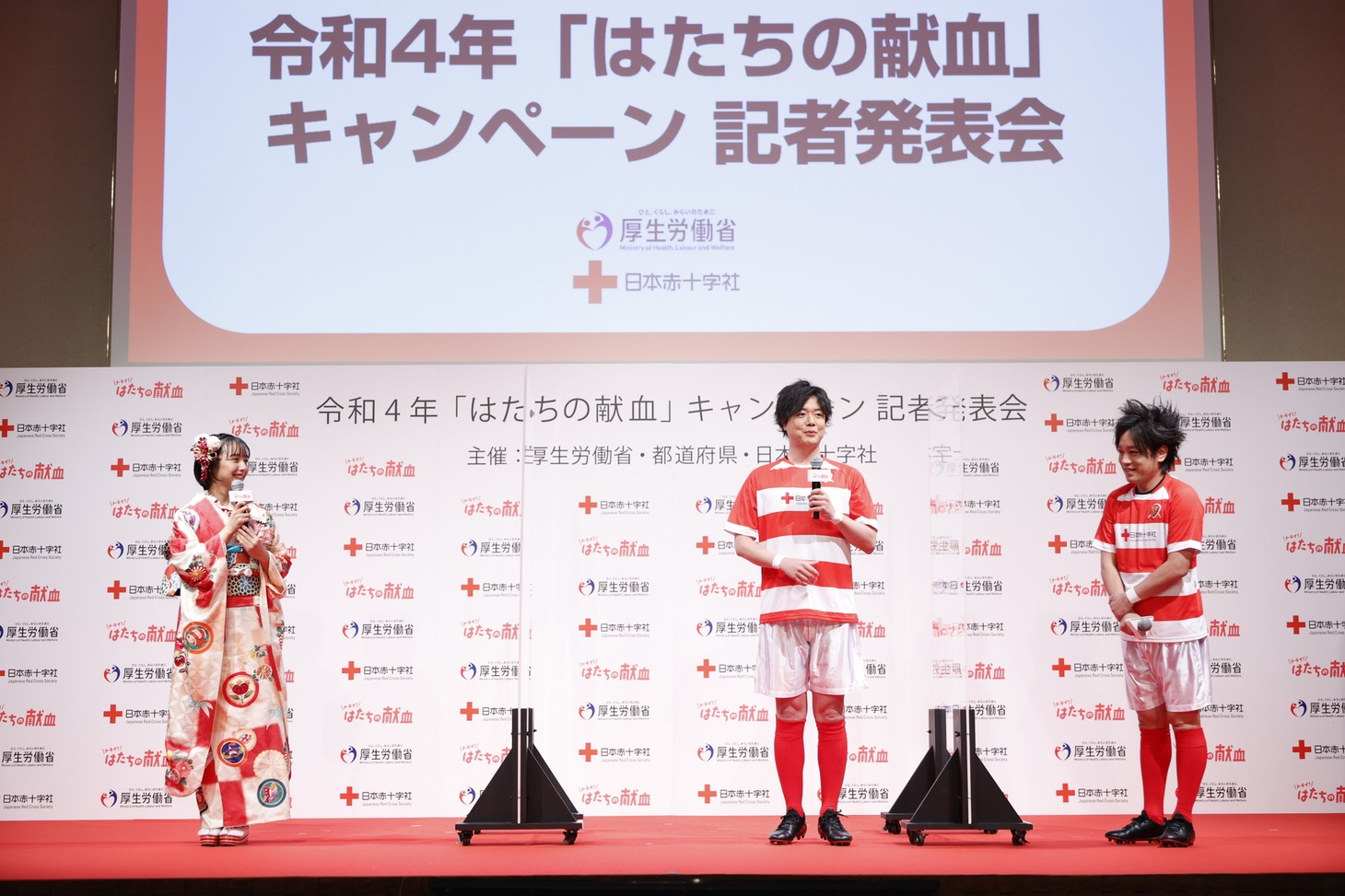 左から山之内すず、ぺこぱ。