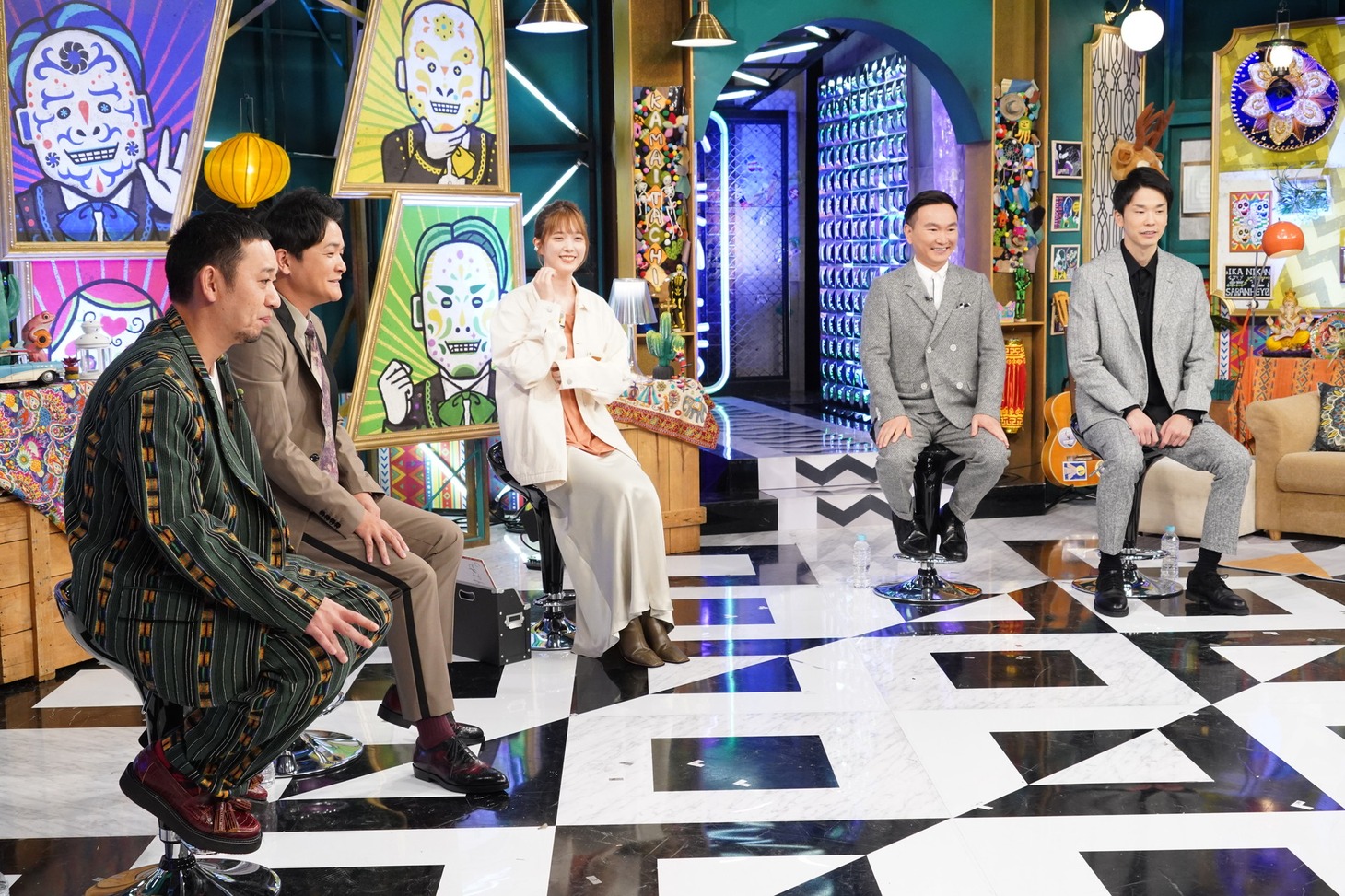 左から千鳥、本田翼、かまいたち。(c)日本テレビ