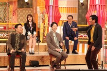 （手前左から）かまいたち、明石家さんま、（後列左から）渋谷凪咲、梅沢富美男。(c)フジテレビ