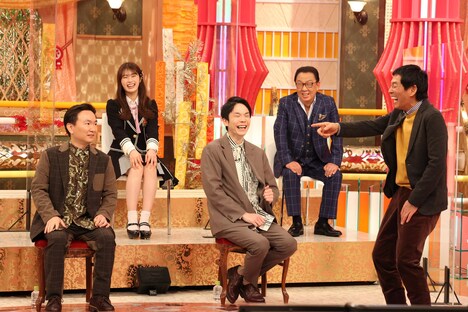 （手前左から）かまいたち、明石家さんま、（後列左から）渋谷凪咲、梅沢富美男。(c)フジテレビ