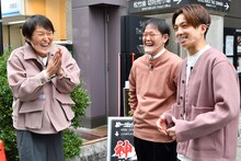 アインシュタインとゲストの千原ジュニア（左）。(c)MBS