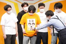めぞん吉野デザインのTシャツに「M-1グランプリ」で優勝を奪われた錦鯉のようなキャラクターを見つけてしまうオズワルド伊藤。