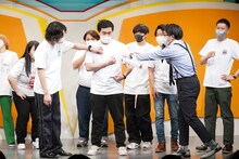 タバコのイラストを指して「僕の残りのHP」と述べる令和ロマン・松井ケムリ。