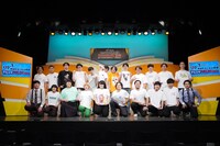 「Up-T presents 神保町よしもと漫劇Tシャツグランプリ 2022」開催発表会見後のフォトセッションの様子。