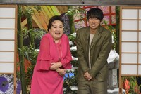 左から渡辺えり、眞島秀和。