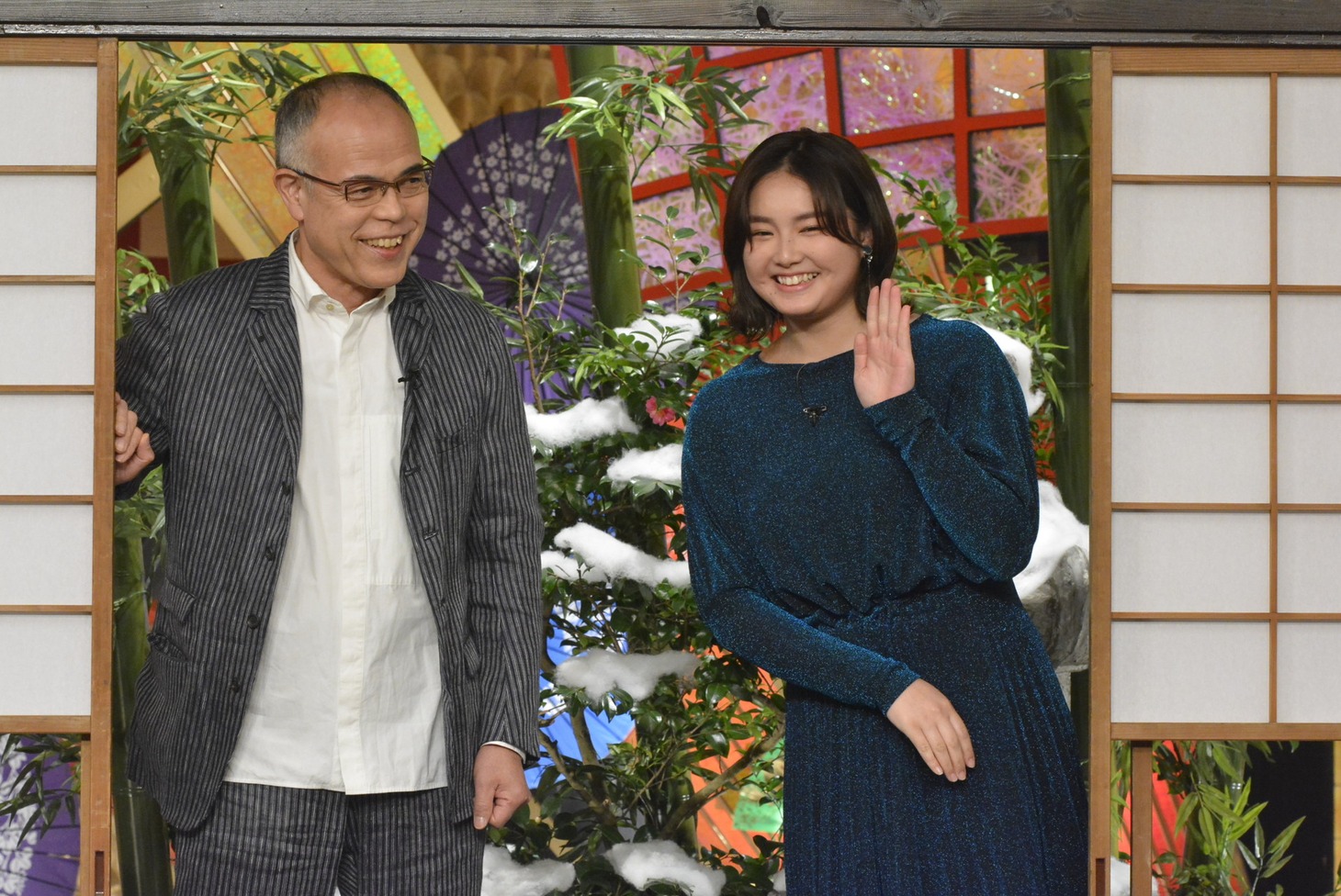 左から田中要次、箭内夢菜。