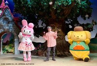 松原タニシと、マイメロディ（左）、ポムポムプリン（右）。