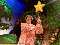 サンリオピューロランドを訪れた松原タニシ。