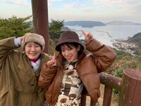 「離島マルコス」に出演する（左から）Aマッソ村上、マルコス。(c)ABCテレビ