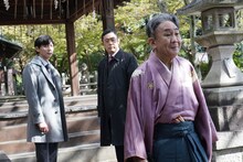 林家正蔵（右）が出演する「科捜研の女 Season21」のワンシーン。(c)テレビ朝日