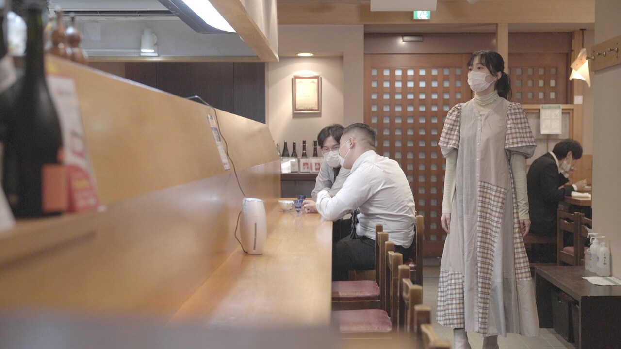 ザ・マミィがドラマ「黙食女子」出演、高円寺のうどん屋で酒を楽しむ常連客に