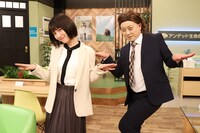 浜辺美波とチョコレートプラネット松尾。(c)フジテレビ