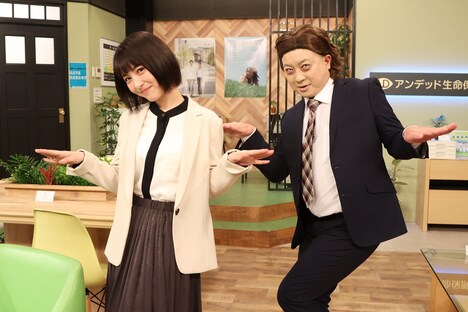 浜辺美波とチョコレートプラネット松尾。(c)フジテレビ