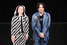 骨折した相方・野澤のパネルを立ててピンネタを披露するダイヤモンド小野（右）。