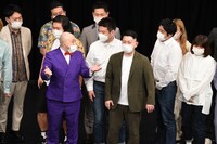 ほかの芸人がコンビごとに整列する中、「髪型が変」で並ぼうとするシシガシラ脇田、ダンビラムーチョ大原、うるとらブギーズ八木。