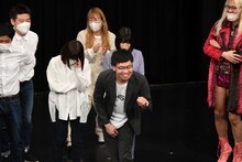 TEAM BANANA山田のモノマネを披露するTHIS IS パン岡下。