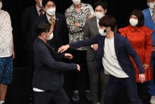 喉を痛めてしまい、無言でやったことないくだりをやってみるアイロンヘッド辻井（右）。