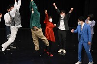 ゆにばーすの優勝が発表され、大はしゃぎする川瀬以外の芸人たち。