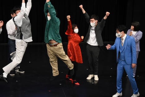 ゆにばーすの優勝が発表され、大はしゃぎする川瀬以外の芸人たち。