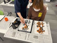 タイタンの学校で行われている書道の様子。