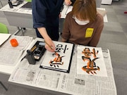 タイタンの学校で行われている書道の様子。