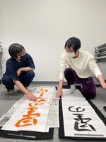 タイタンの学校で行われている書道の様子。