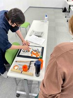 タイタンの学校で行われている書道の様子。