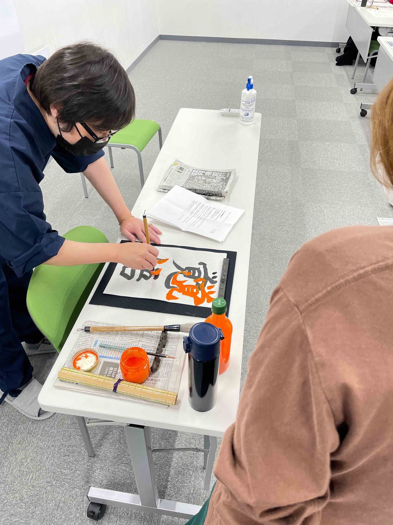 タイタンの学校で行われている書道の様子。