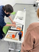 タイタンの学校で行われている書道の様子。