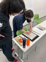 タイタンの学校で行われている書道の様子。