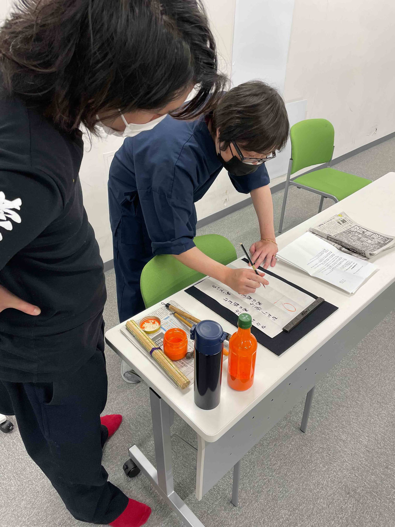 タイタンの学校で行われている書道の様子。