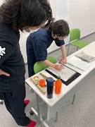 タイタンの学校で行われている書道の様子。