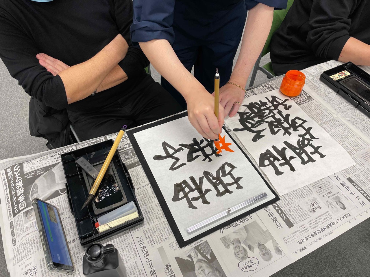 タイタンの学校で行われている書道の様子。