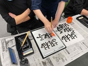 タイタンの学校で行われている書道の様子。