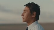 雑誌「起業時代」のCM「はじまりの海篇」に出演するヒロシ。