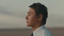 雑誌「起業時代」のCM「はじまりの海篇」に出演するヒロシ。