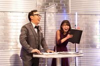 司会を務めた東京03角田（左）と西澤由夏（ABEMAアナウンサー）。