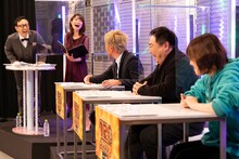 司会を務めた東京03角田（左端）と審査員たち。