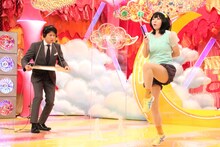 倉田大誠（フジテレビアナウンサー）と、にゃんこスター・アンゴラ村長。(c)フジテレビ