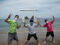 「東野・岡村の旅猿19 プライベートでごめんなさい…バカリズムおすすめ 福岡県の旅 プレミアム完全版」より。