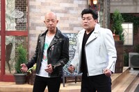 （左から）バイきんぐ小峠、サンドウィッチマン富澤。(c)フジテレビ