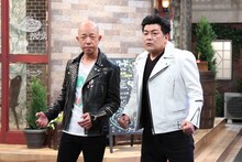 （左から）バイきんぐ小峠、サンドウィッチマン富澤。(c)フジテレビ