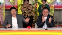 チョコレートプラネットと空気階段（後方）。(c)フジテレビ