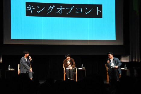 いずれ「キングオブコント」審査員のオファーが来るだろうと言われ、苦悶の表情を浮かべるハナコ秋山（中央）。