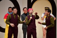 感謝を述べるお～い！久馬（手前中央）。