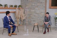 インタビューを受ける爆笑問題・太田（右）。