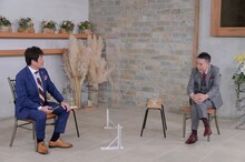 インタビューを受ける爆笑問題・太田（右）。