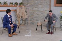 インタビューを受ける爆笑問題・太田（右）。